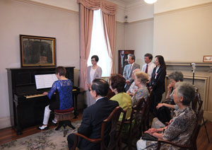 寄贈の「周ピアノ」お披露目