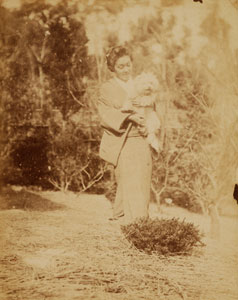 【図４】犬を抱く戸田欣子　1889年3月