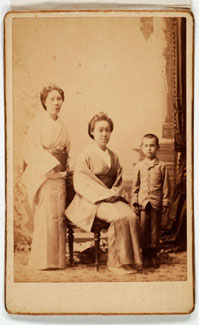 【図６】左から武田兼、戸田欣子、武田栄太郎か　鈴木真一撮影