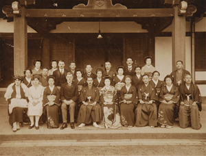 図２　ジェームスの結婚式の記念写真1917（大正6）年11 月25 日　当館所蔵「W・B・メーソン関係資料」より