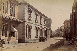 図１　居留地本町通り　５５番地コッキング商会付近　１８９２年頃　平尾コレクション・当館保管