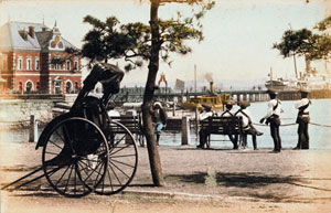 岸通で休憩中の車夫と人力車　絵はがき　当館所蔵