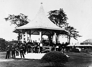 図１　山手公園野外音楽堂における英国陸軍軍楽隊　“The Far East”　１８７１年７月１日号