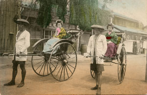 図１　横浜市内の人力車と車夫　当館所蔵　軽装の車夫。車夫の服装も法令で定まっていた。