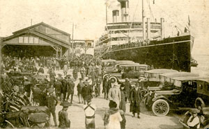 図２　大桟橋の人力車と自動車　大正期　当館所蔵　人力車と自動車の競合関係がうかがえる。