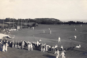 YC＆ACと神戸のスポーツクラブとの定期親善試合のひとこま――野球の試合風景　大正時代か　当館所蔵