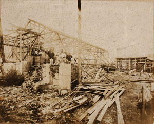 資料３　横浜海岸教会仮建築場　髙野組作業所　大正１３（１９２４）年９月　　（写真－１）　横浜海岸教会所蔵・当館保管