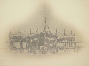 【図２】鉄道開業式当日の横浜駅　宮内公文書館蔵