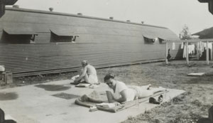 写真４ 日光浴する WAC の兵士たち