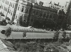 写真５ 開港記念会館前のみなと大通りを行進する米軍