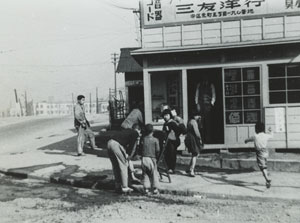 写真７ 元町5丁目の商店と子どもたち