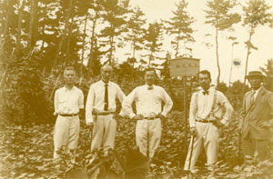 小机城址に設置する史跡標の設置場所を見分する横浜史料調査委員会の委員たち　昭和９（1934）年　当館所蔵企画展