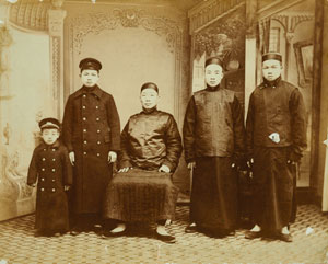 図１　李貴昌一家　1903年頃　左端が李徳成（６歳頃）　黎啓榕氏寄贈・横浜開港資料館所蔵