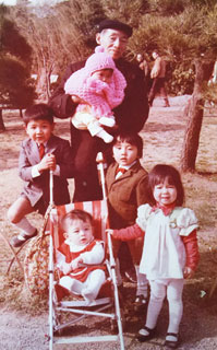 図５　晩年の李徳成（76歳）とひ孫たち（黎莉・林永和・林永志・曾興旺・曾瑞連の各氏）　三渓園にて　1973年　黎啓榕氏提供