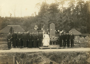 図３　県下四十五勝蹟 若雷神社記念碑除幕式 記念写真　昭和12(1937)年1月16日　相澤雅雄氏所蔵