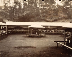 大正期に開催された「松林甫」での観菊会の光景　中山恒三郎家所蔵