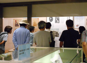 乽墶昹偺惣梞恖幮夛偲擔杮恖乿揥偺揥帵夝愢偑峴傢傟傑偟偨丅幨恀偼8/25偺條巕偱偡丅