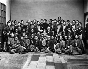 図１　フルベッキと娘エマ、致遠館（ちえんかん）の生徒たち 当館所蔵　オール氏旧蔵写真帳所収