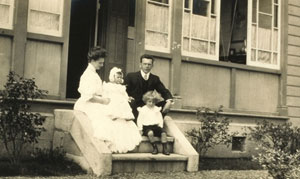 図２　バスタン一家の家族写真　「写真アルバム」から