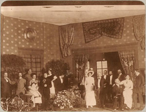 図３　バスタン夫妻が出演したアマチュア演劇風景「写真アルバム４」から