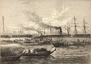 横浜港から出発する政府軍　『イラストレイテッド・ロンドン・ニュース』1877年4月14日付　当館蔵　西南戦争時の風景。波止場を埋め尽くす兵士の姿が確認できる。