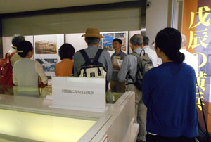 8月24日に「戊辰の横浜　開港都市の明治元年」展の展示解説をおこないました。
