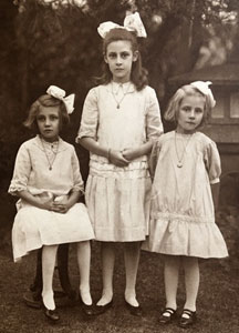 図１　アベイ家の3姉妹　左からキャサリン、バーバラ、マーガレット　トム・アベイ氏提供 By courtesy of Mr. Tom Abbey