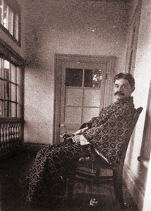 図３　山手の自宅で和服姿でくつろぐトム・アベイ（トム氏の祖父）　トム・アベイ氏提供