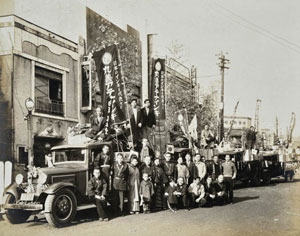図　丸善の初荷風景（横浜開港資料館所蔵）