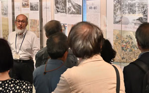 5月11日に「カメラが撮らえた横浜」展の展示案内をおこないました。