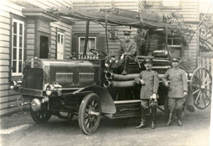 日本初のガソリンポンプ消防自動車「メリーウェザー号」　大正期　増田平氏蔵