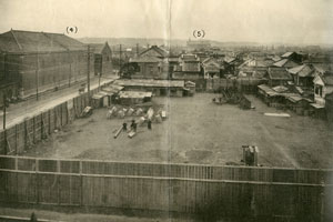 現在、横浜市開港記念会館が建っている場所の大正初年の光景　この場所に建っていた町会所であった建物は1906（明治39）年に火災で焼失した。中央奥の（5）と記された建物は1911（明治44）年に竣工した横浜市役所。当館蔵