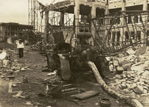 図３　焼失したメリーウェザー号　岡本三朗撮影　1923（大正12）年 9 月　当館蔵