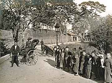 人力車の外国人旅行者と子供たち