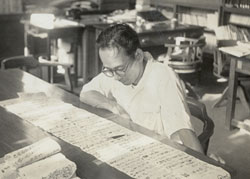 横浜市史編集室で古文書を読む石井光太郎