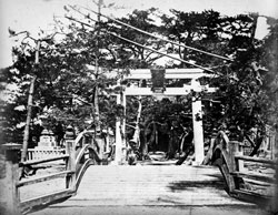 弁天社入り口の橋と鳥居