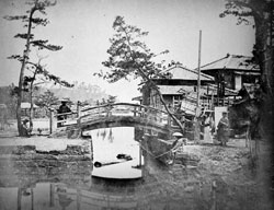 瓢箪池入口の橋と茶屋